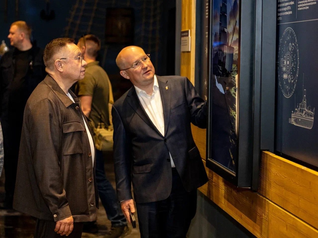 Глава Минстроя России Ирек Файзуллин прибыл в Севастополь с рабочим визитом и посетил знаковые объекты региона