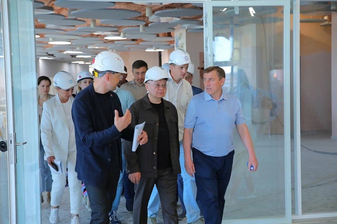 Глава Минстроя России Ирек Файзуллин оценил ход работ на объектах МДЦ «Артек»