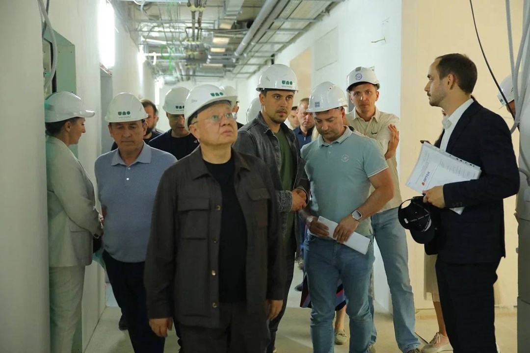 Глава Минстроя России Ирек Файзуллин оценил ход работ на объектах МДЦ «Артек»