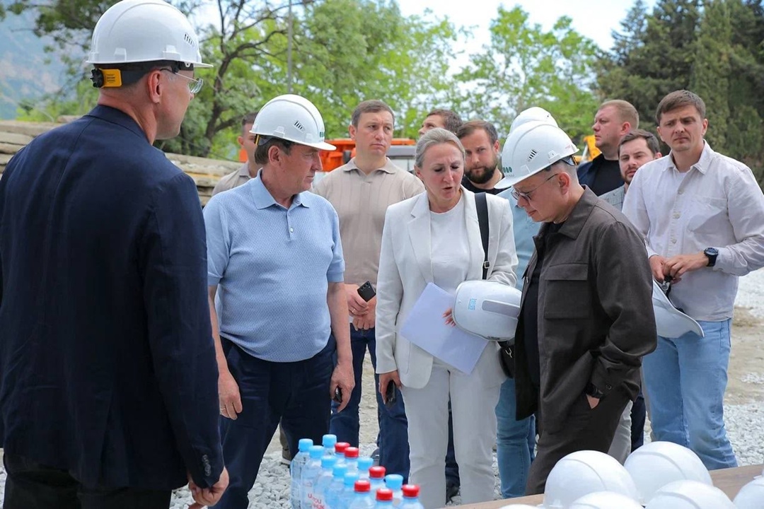 Глава Минстроя России Ирек Файзуллин оценил ход работ на объектах МДЦ «Артек»