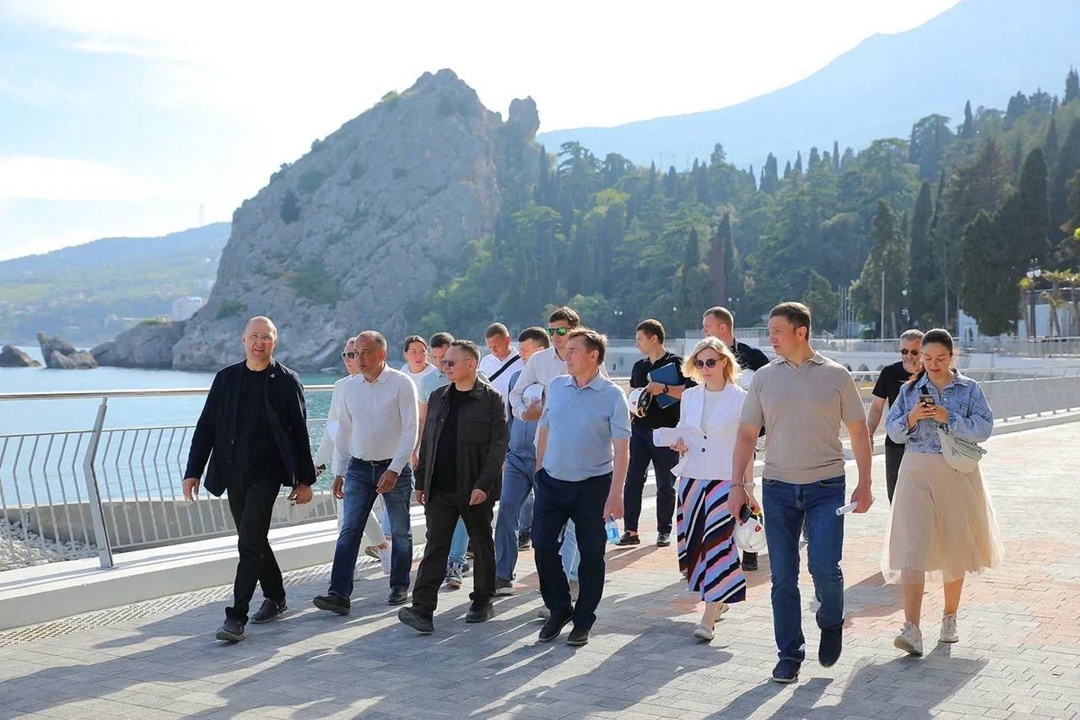 Глава Минстроя России Ирек Файзуллин оценил ход работ на объектах МДЦ «Артек»