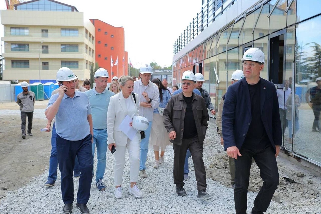 Глава Минстроя России Ирек Файзуллин оценил ход работ на объектах МДЦ «Артек»