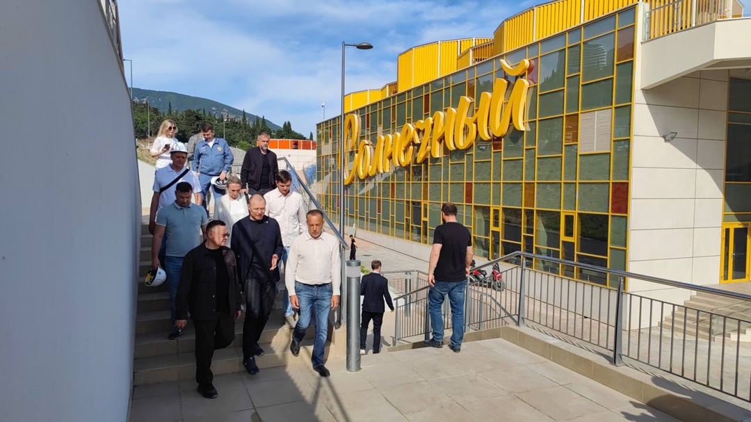 Глава Минстроя России Ирек Файзуллин оценил ход работ на объектах МДЦ «Артек»