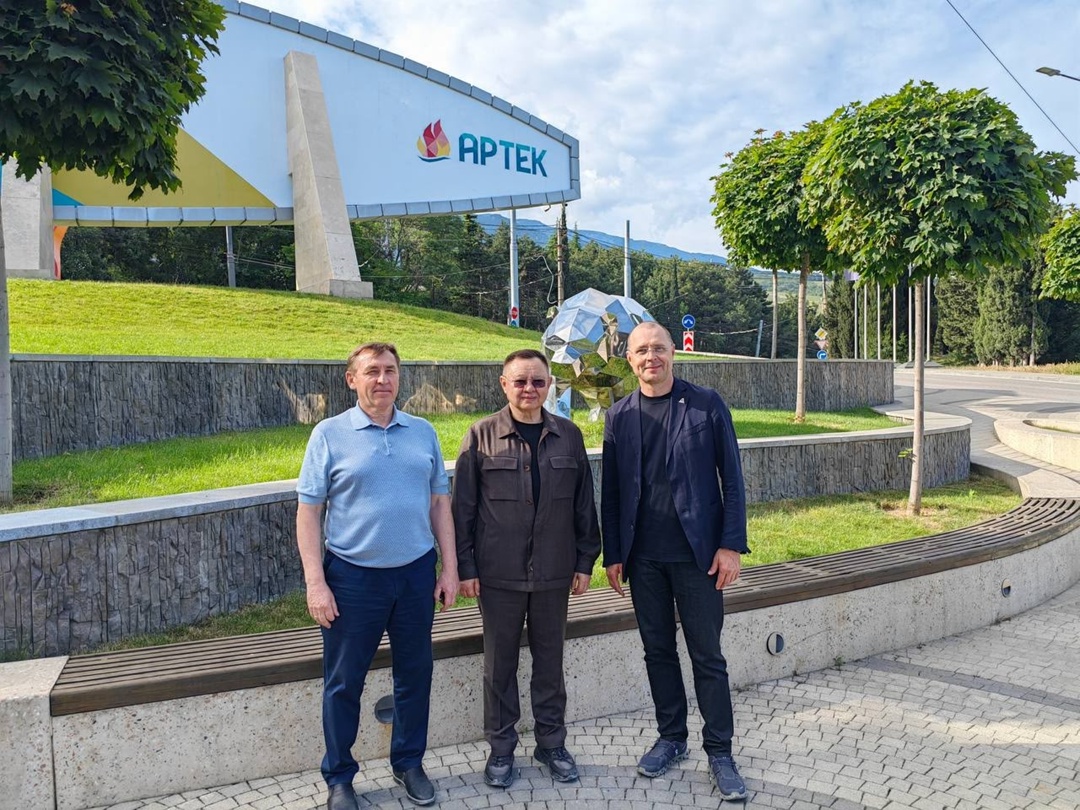 Глава Минстроя России Ирек Файзуллин оценил ход работ на объектах МДЦ «Артек»