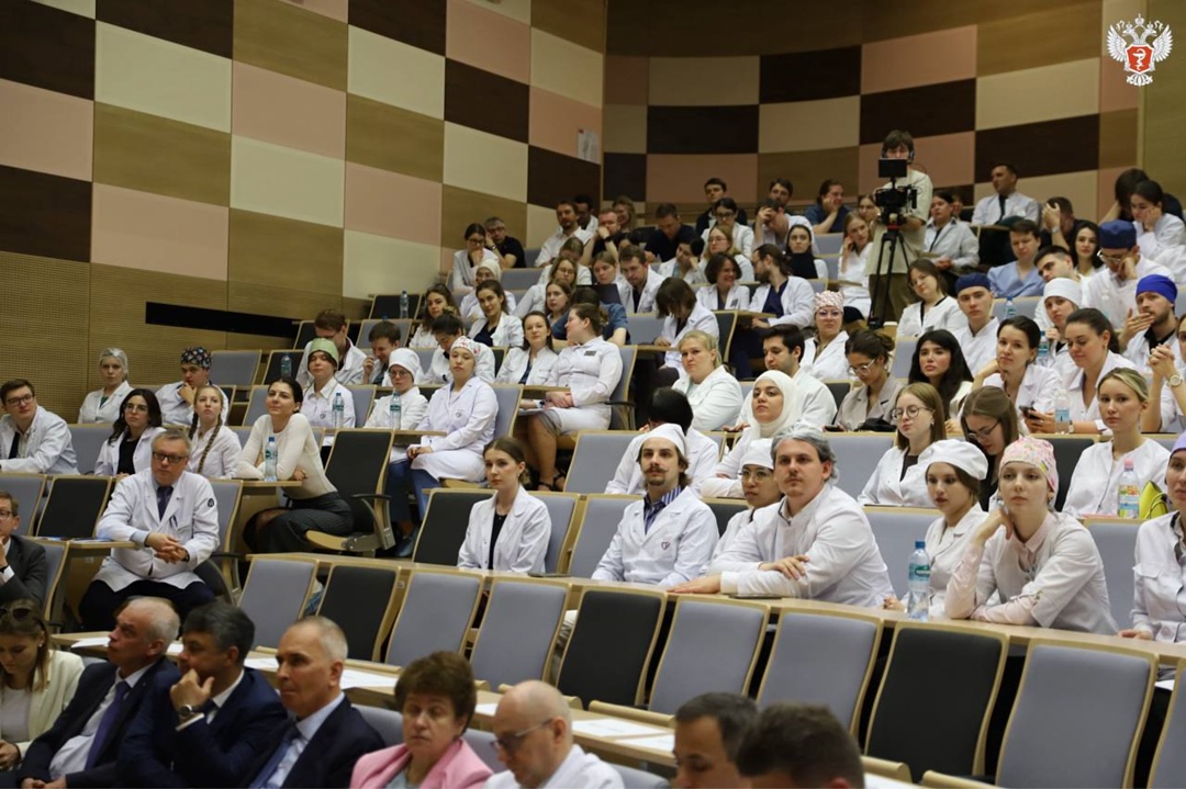 Михаил Мурашко: Детский смех вдохновляет врачей спасать жизни