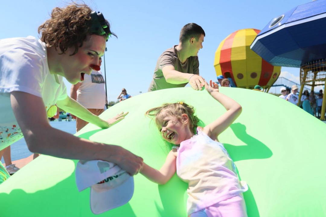 С Днём защиты детей!
⠀
Дети — наше будущее, и именно ради них мы работаем, развиваемся, создаём лучшее. ⠀
Сегодня мы поздравляем всех, кто уже стал родителем,…