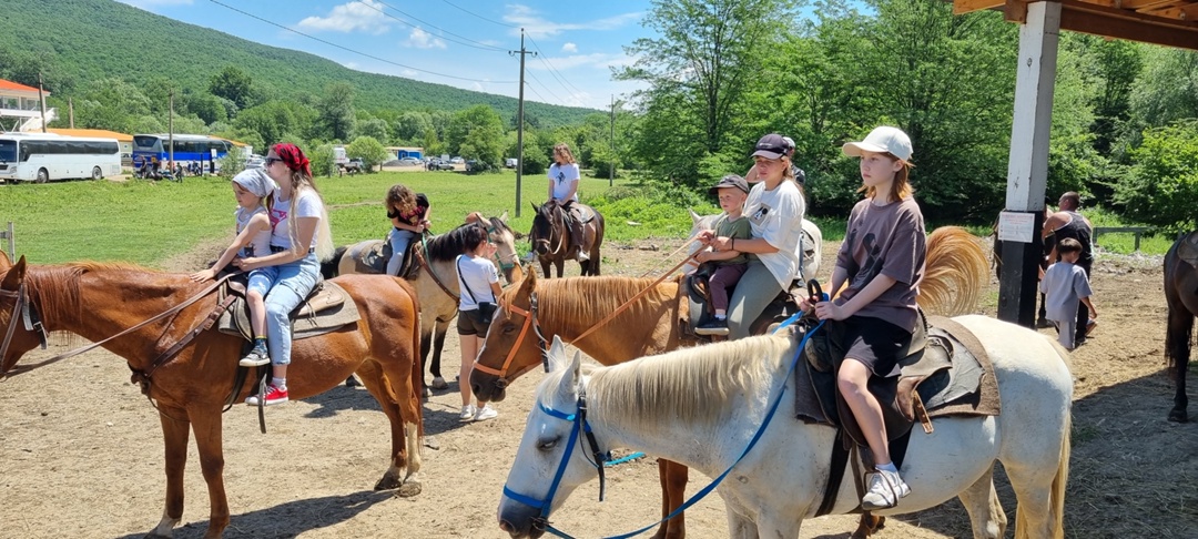 Корабли, джипы, лошади и не только — большой праздник для детей