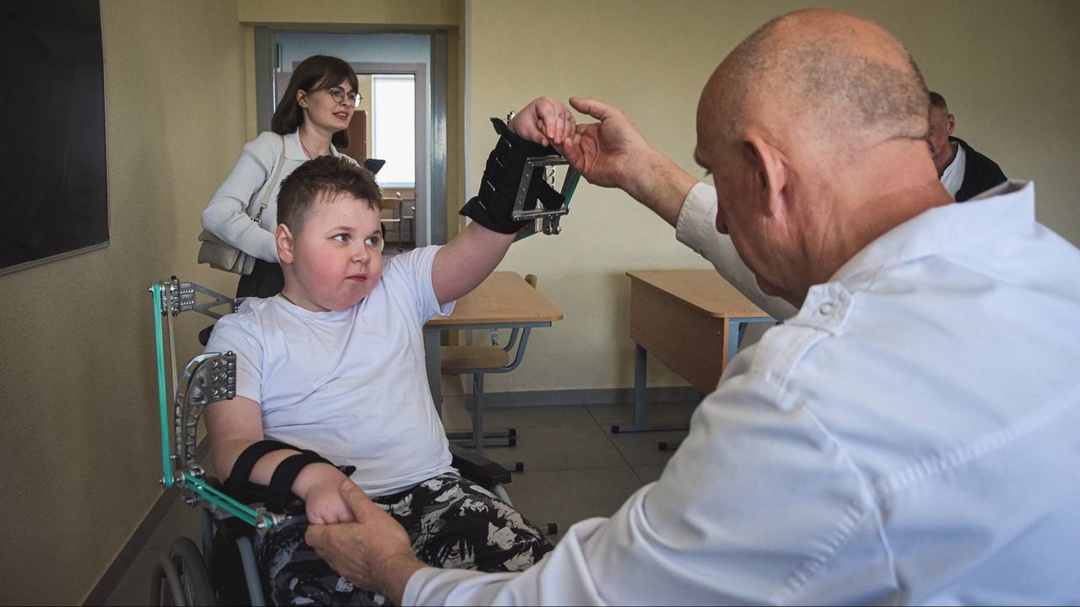 Жизнь в движении маленьких жителей Калининградской области, Волгограда, Московской области и Самары получили от Благотворительного фонда «ЛУКОЙЛ»…