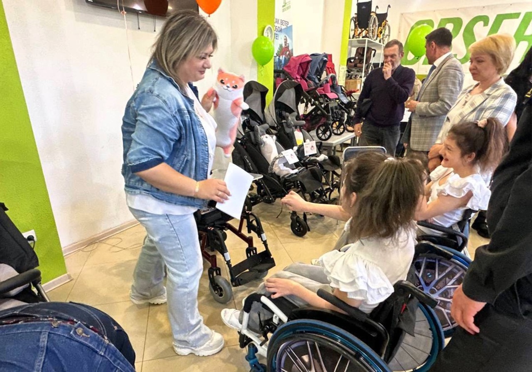 Жизнь в движении маленьких жителей Калининградской области, Волгограда, Московской области и Самары получили от Благотворительного фонда «ЛУКОЙЛ»…