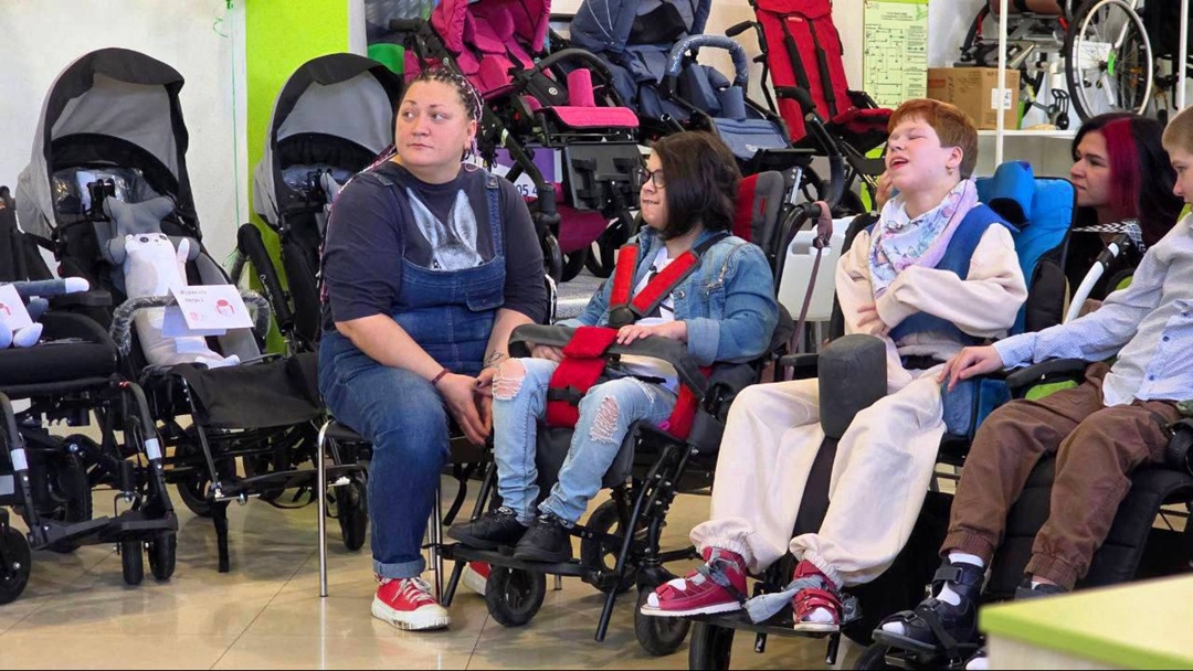 Жизнь в движении маленьких жителей Калининградской области, Волгограда, Московской области и Самары получили от Благотворительного фонда «ЛУКОЙЛ»…