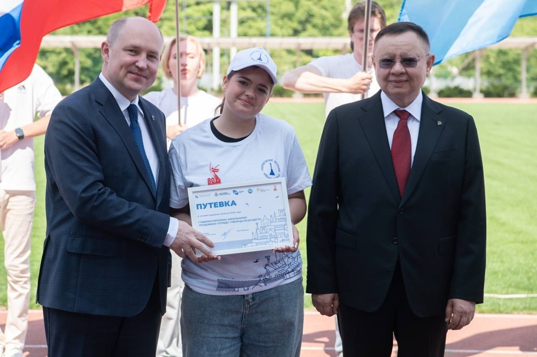 Глава Минстроя России Ирек Файзуллин и Губернатор Севастополя Михаил Развожаев дали старт третьему трудовому семестру Губернаторских школьных трудовых отрядов