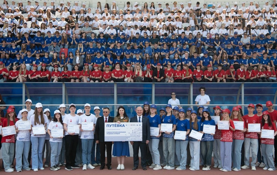 Глава Минстроя России Ирек Файзуллин и Губернатор Севастополя Михаил Развожаев дали старт третьему трудовому семестру Губернаторских школьных трудовых отрядов