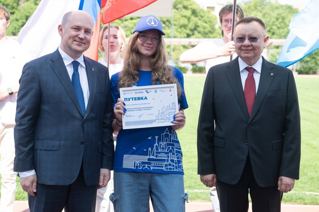 Глава Минстроя России Ирек Файзуллин и Губернатор Севастополя Михаил Развожаев дали старт третьему трудовому семестру Губернаторских школьных трудовых отрядов