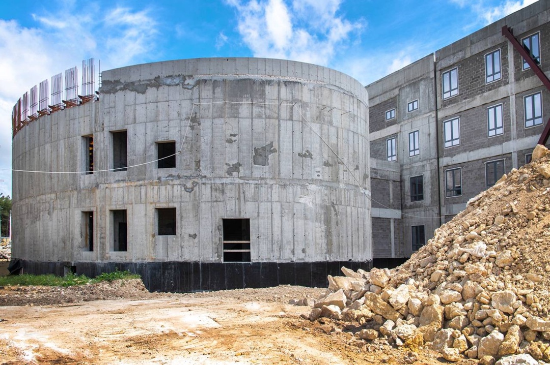 Глава Минстроя России Ирек Файзуллин вместе с Губернатором Севастополя Михаилом Развожаевым осмотрел ход реализации объектов медицинского кластера Севастополя