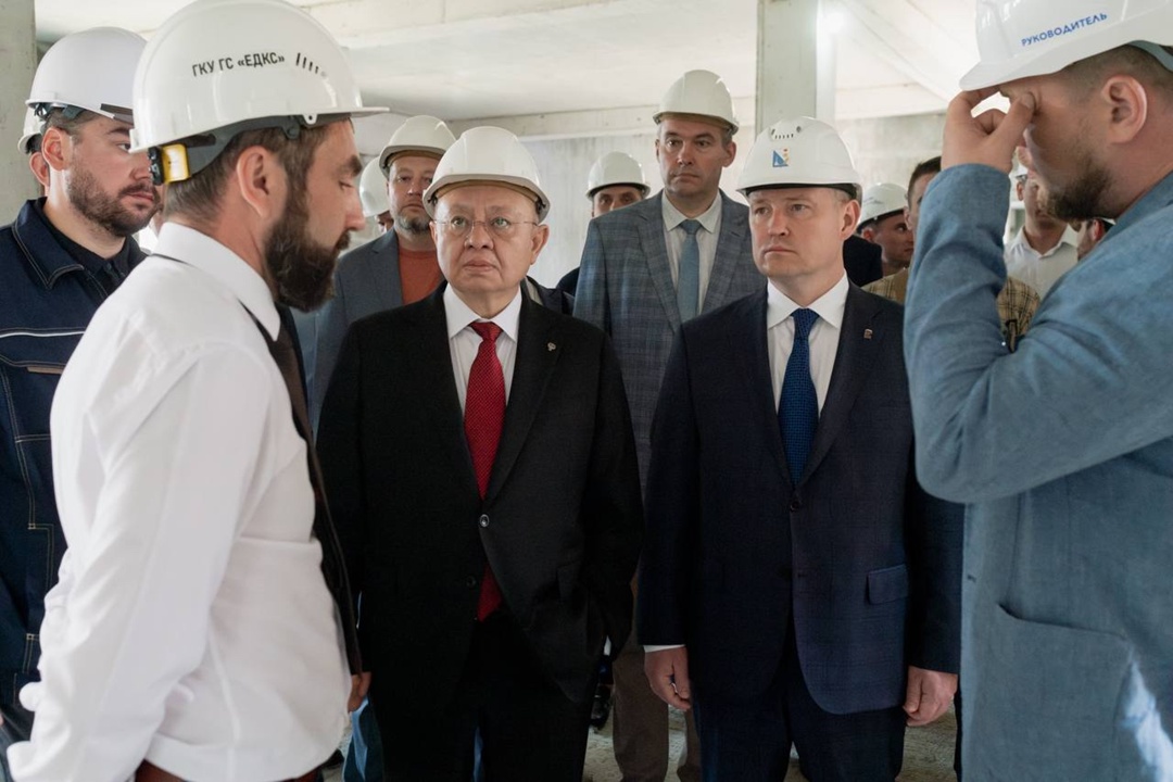 Глава Минстроя России Ирек Файзуллин вместе с Губернатором Севастополя Михаилом Развожаевым осмотрел ход реализации объектов медицинского кластера Севастополя