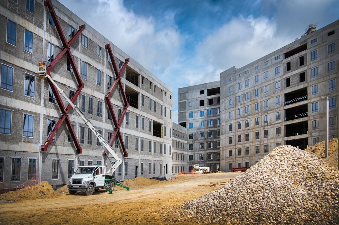 Глава Минстроя России Ирек Файзуллин вместе с Губернатором Севастополя Михаилом Развожаевым осмотрел ход реализации объектов медицинского кластера Севастополя