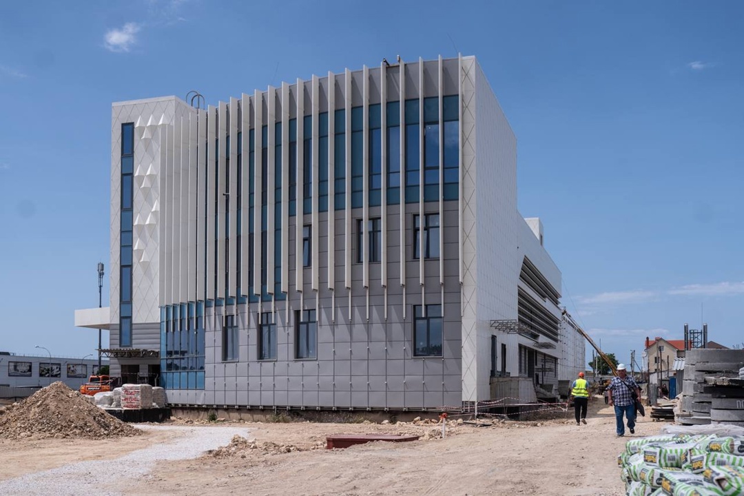 Министр строительства и ЖКХ РФ Ирек Файзуллин проверил ход строительства современного ледового комплекса