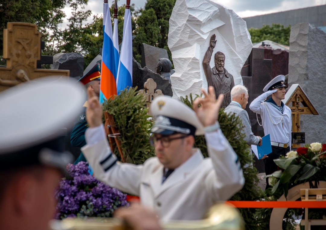 Команда Минтранса приняла участие в открытии памятника Артуру Чилингарову в Москве