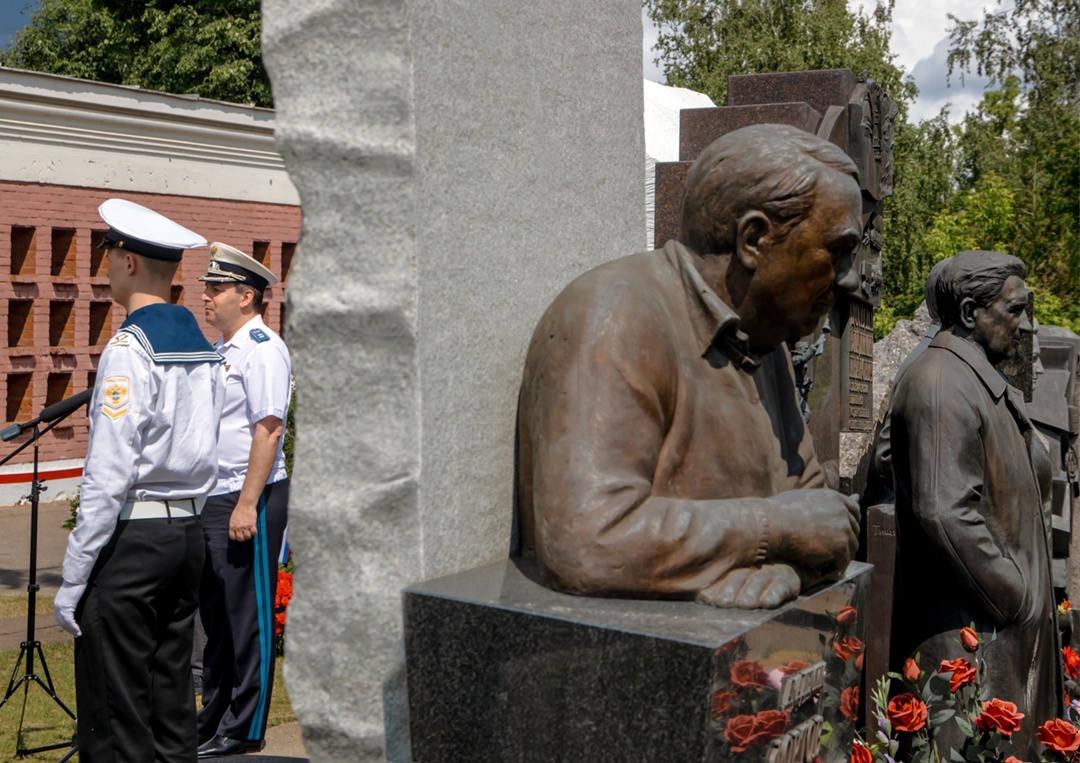 Команда Минтранса приняла участие в открытии памятника Артуру Чилингарову в Москве