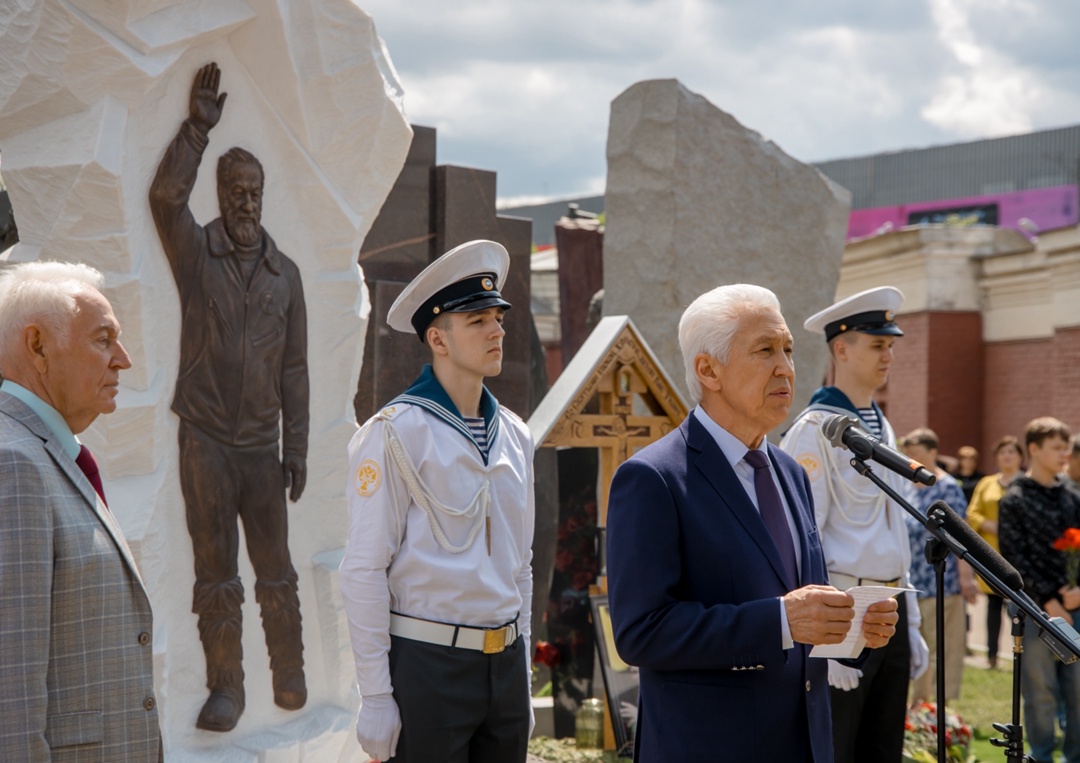 Команда Минтранса приняла участие в открытии памятника Артуру Чилингарову в Москве