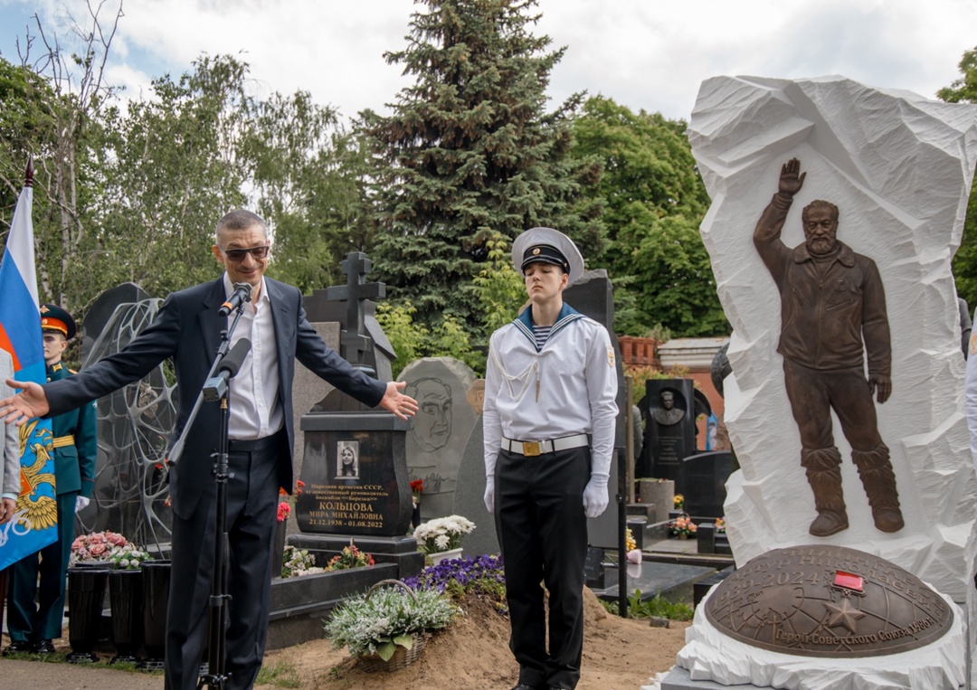 Команда Минтранса приняла участие в открытии памятника Артуру Чилингарову в Москве