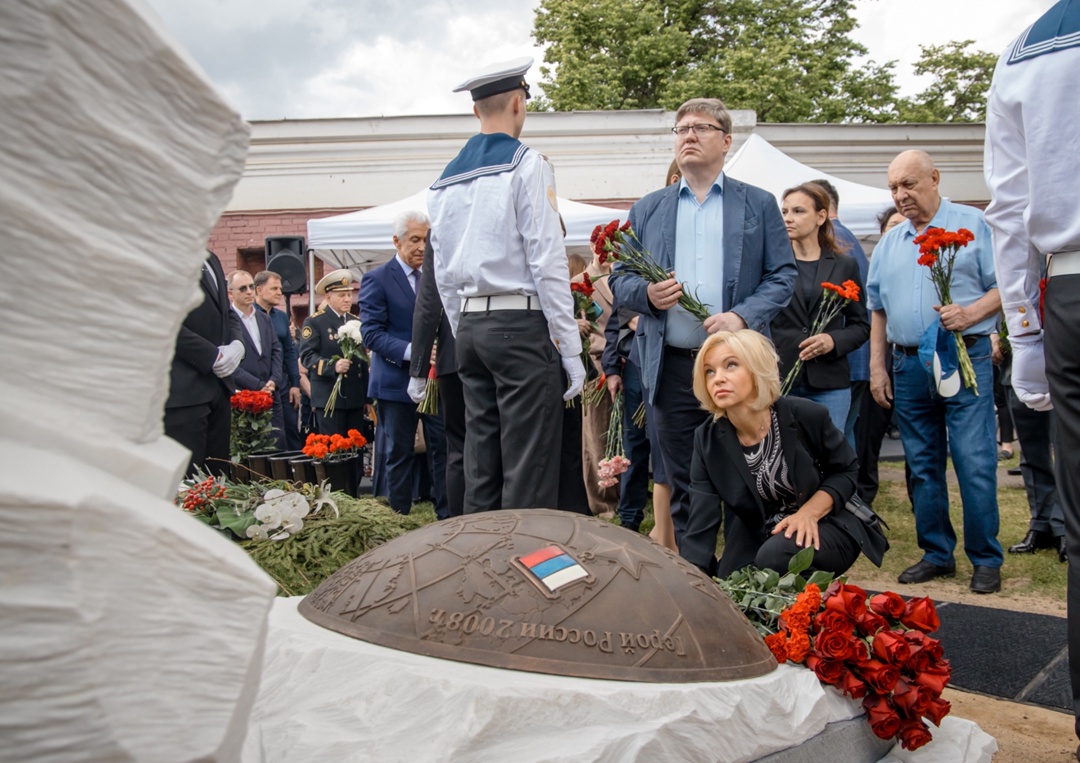 Команда Минтранса приняла участие в открытии памятника Артуру Чилингарову в Москве