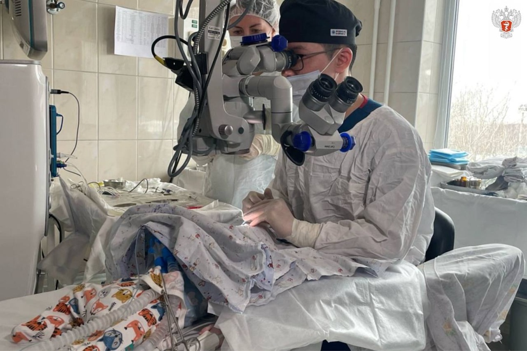 Сахалинские врачи спасли трехмесячного малыша с врожденной катарактой