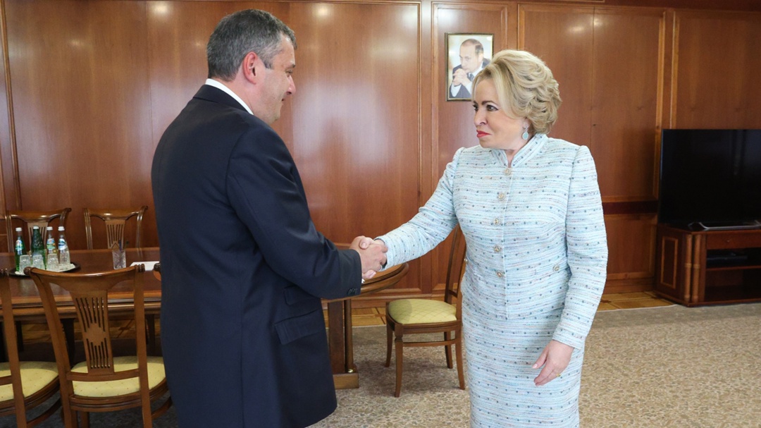 Председатель Совета Федерации Валентина Матвиенко обсудила с врио губернатора Курской области Александром Хинштейном вопросы поддержки жителей региона