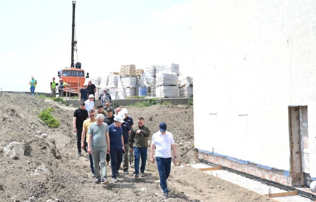 Глава Минстроя России Ирек Файзуллин в ходе рабочей поездки в Херсонскую области посетил очистные сооружения в Геническе