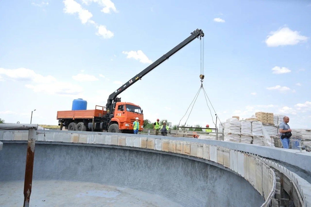 Глава Минстроя России Ирек Файзуллин в ходе рабочей поездки в Херсонскую области посетил очистные сооружения в Геническе