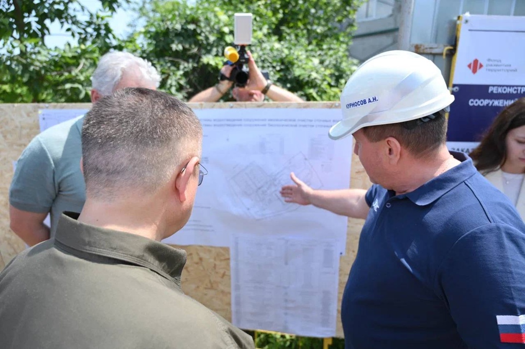 Глава Минстроя России Ирек Файзуллин в ходе рабочей поездки в Херсонскую области посетил очистные сооружения в Геническе