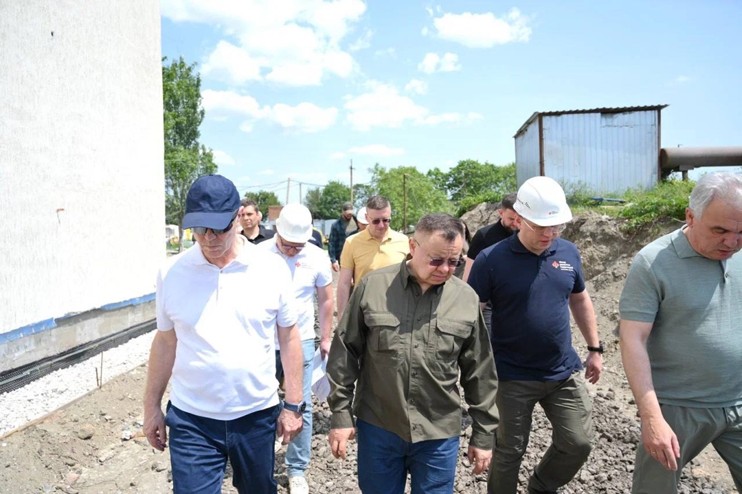 Глава Минстроя России Ирек Файзуллин в ходе рабочей поездки в Херсонскую области посетил очистные сооружения в Геническе