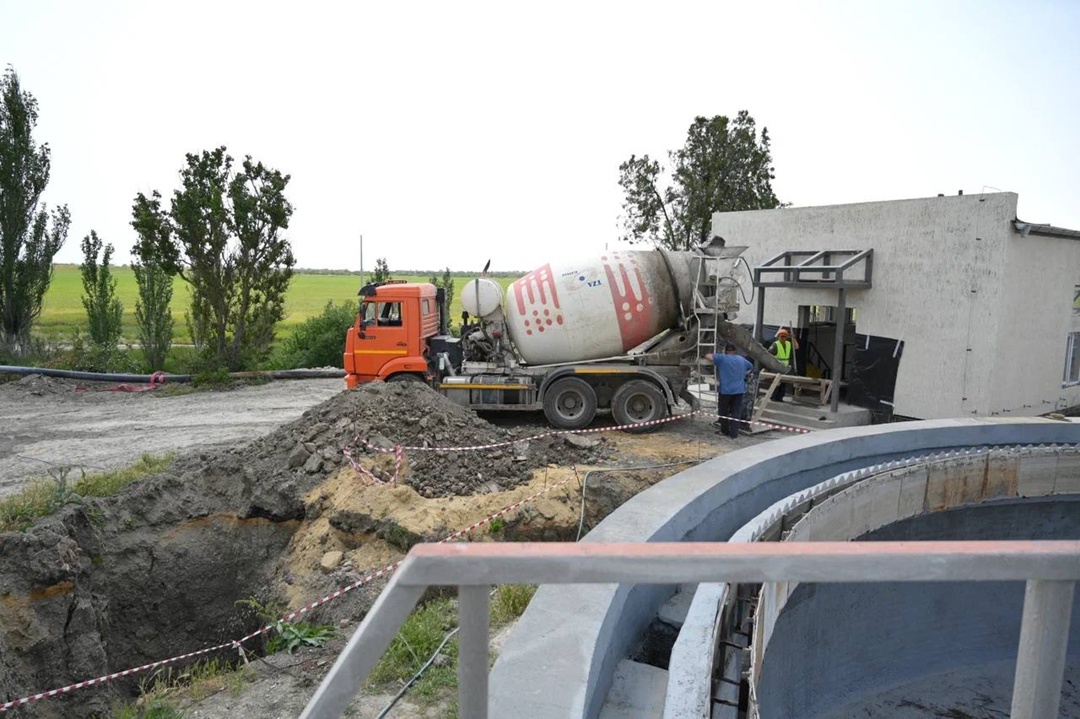 Глава Минстроя России Ирек Файзуллин в ходе рабочей поездки в Херсонскую области посетил очистные сооружения в Геническе