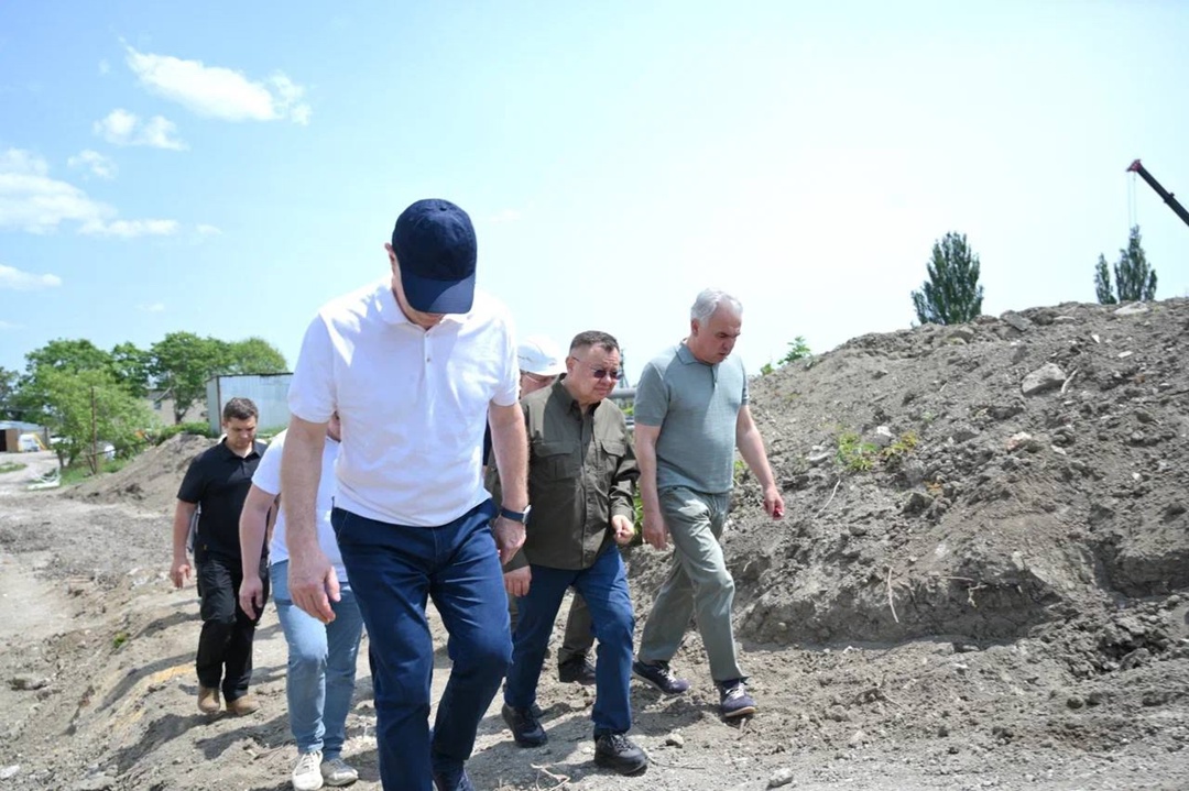 Глава Минстроя России Ирек Файзуллин в ходе рабочей поездки в Херсонскую области посетил очистные сооружения в Геническе