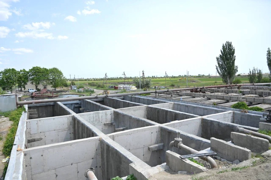 Глава Минстроя России Ирек Файзуллин в ходе рабочей поездки в Херсонскую области посетил очистные сооружения в Геническе