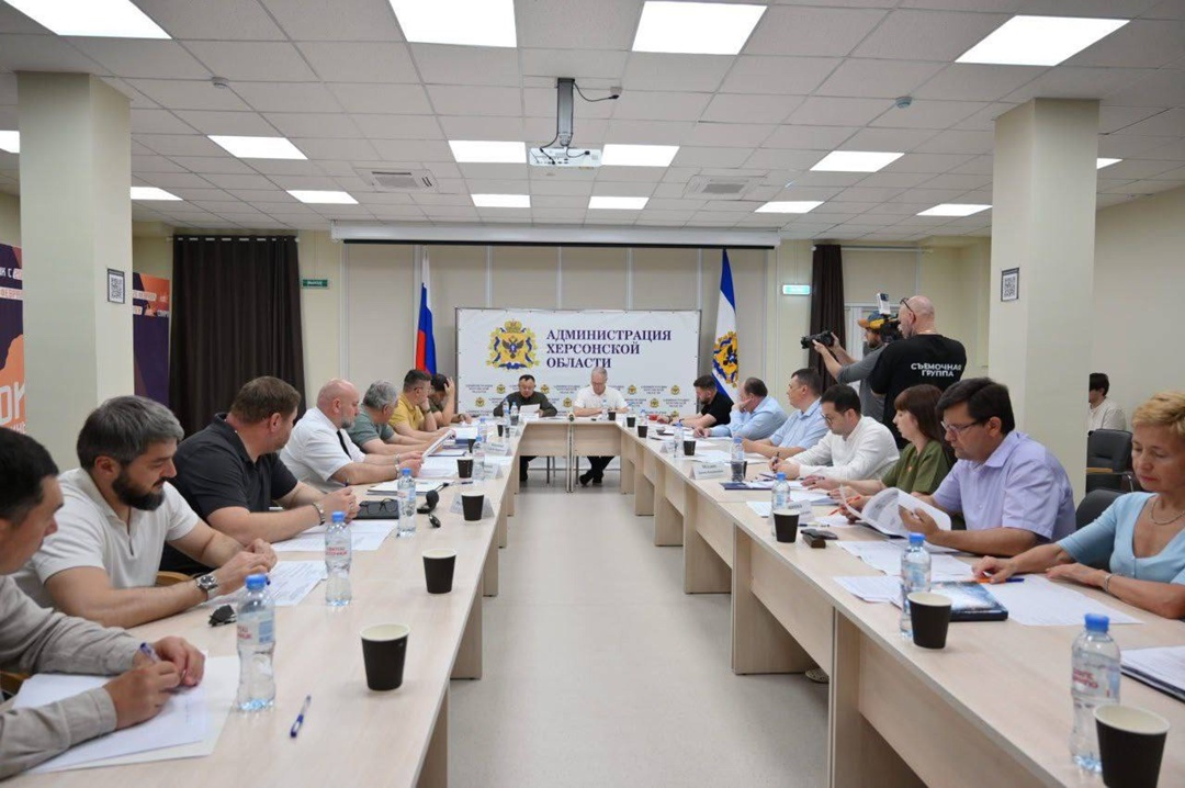 Министр строительства и ЖКХ РФ Ирек Файзуллин совместно с Главой Херсонской области Владимиром Сальдо провел совещание по вопросам развития региона