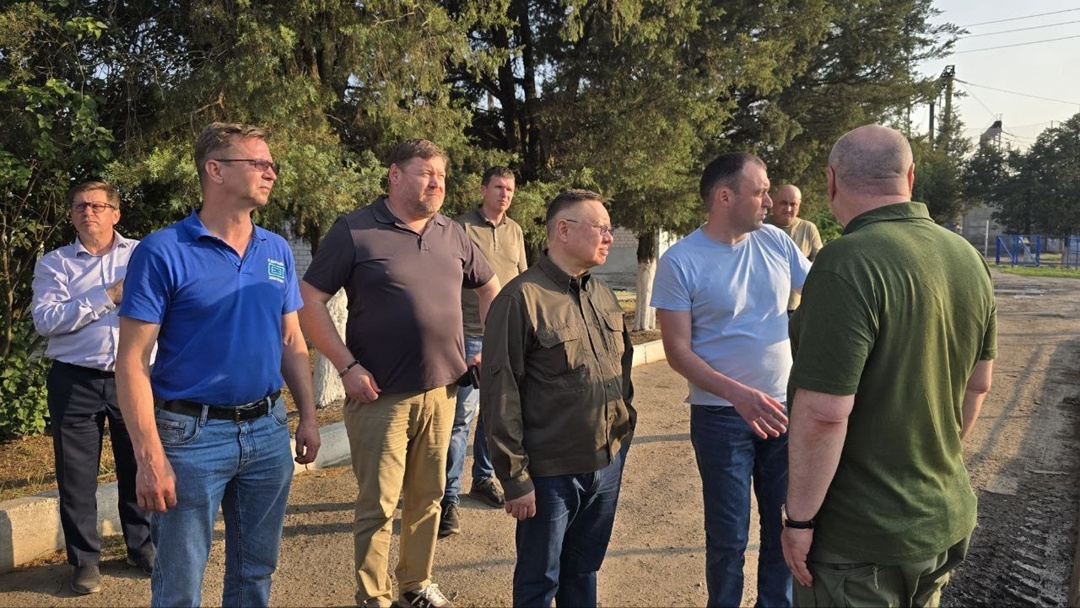 Глава Минстроя России Ирек Файзуллин в рамках рабочего визита в Запорожскую область посетил электроподстанцию в Мелитополе, подвергшуюся атаке со стороны ВСУ