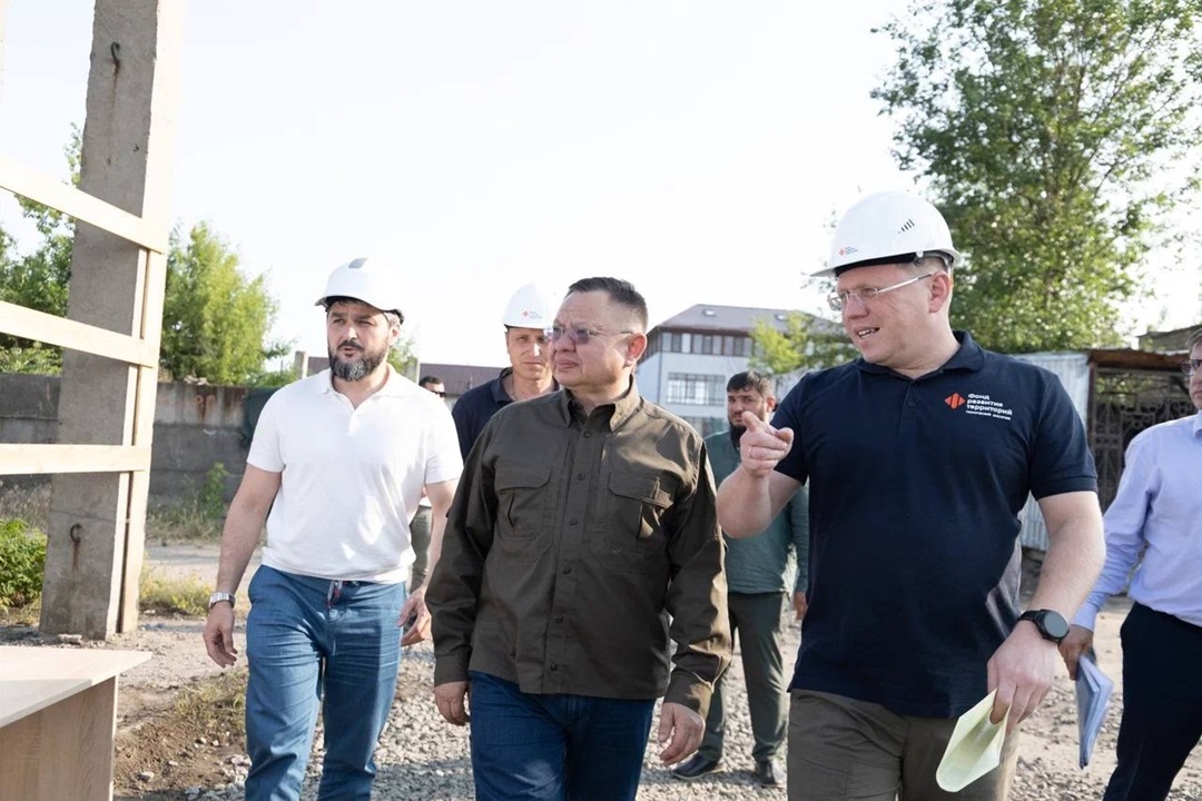 В ходе рабочего визита в Запорожскую область Глава Минстроя России Ирек Файзуллин осмотрел строительство объектов здравоохранения