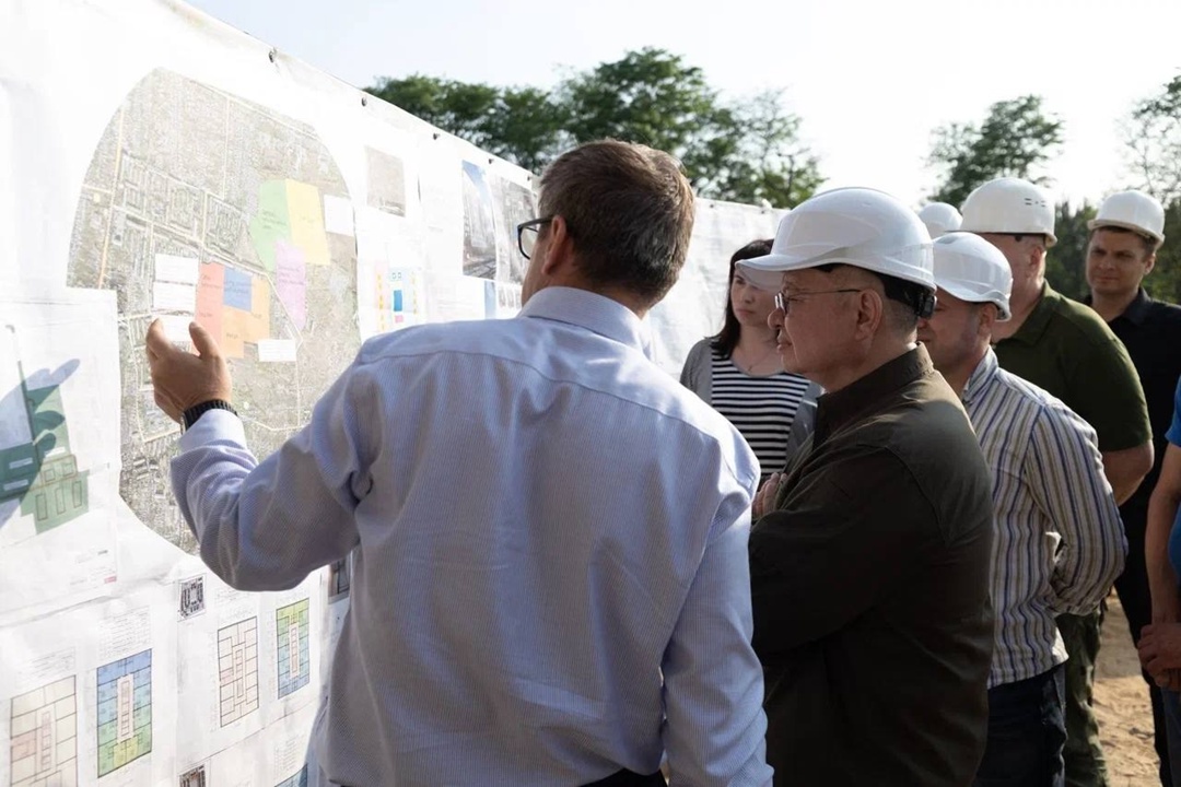 В ходе рабочего визита в Запорожскую область Глава Минстроя России Ирек Файзуллин осмотрел строительство объектов здравоохранения