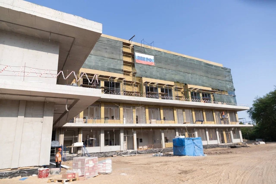 В ходе рабочего визита в Запорожскую область Глава Минстроя России Ирек Файзуллин осмотрел строительство объектов здравоохранения