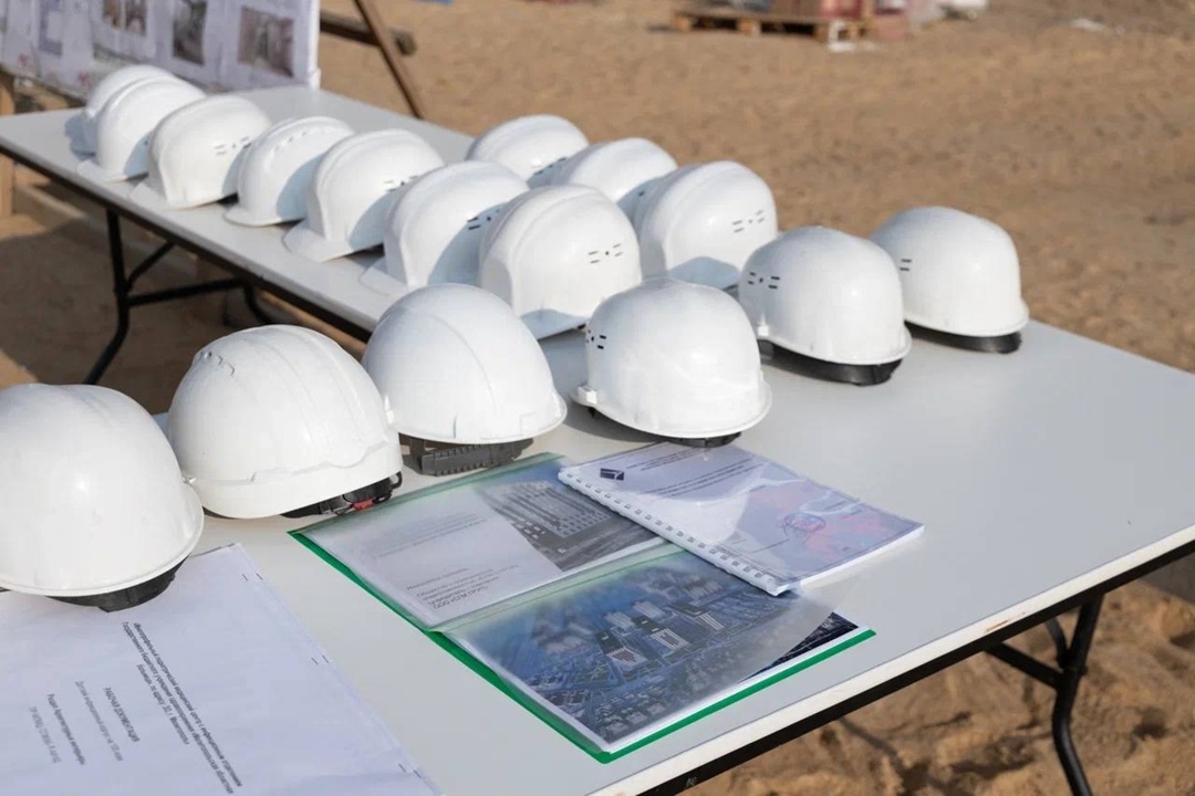 В ходе рабочего визита в Запорожскую область Глава Минстроя России Ирек Файзуллин осмотрел строительство объектов здравоохранения