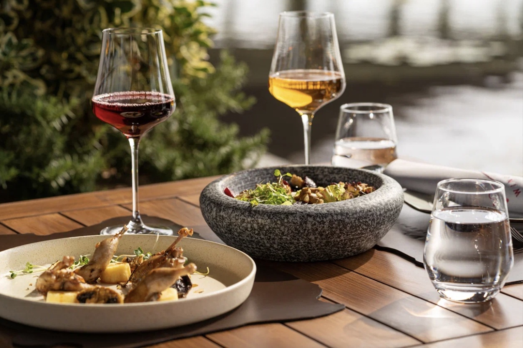 Сомелье ресторанов не хотят ставить в винные карты российские вина, которые можно купить и в супермаркете, рассказал на форуме «Неделя российского ритейла»…