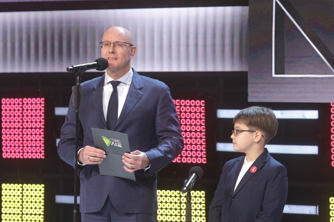 Дмитрий Чернышенко наградил победителя IV Национальной премии интернет-контента ИРИ