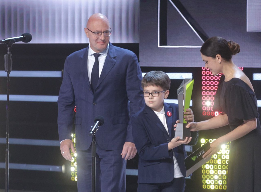 Дмитрий Чернышенко наградил победителя IV Национальной премии интернет-контента ИРИ