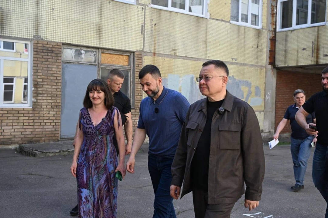 Министр строительства и ЖКХ РФ Ирек Файзуллин совместно с Главой ДНР Денисом Пушилиным осмотрели социальные объекты Донецка, подлежащие восстановлению