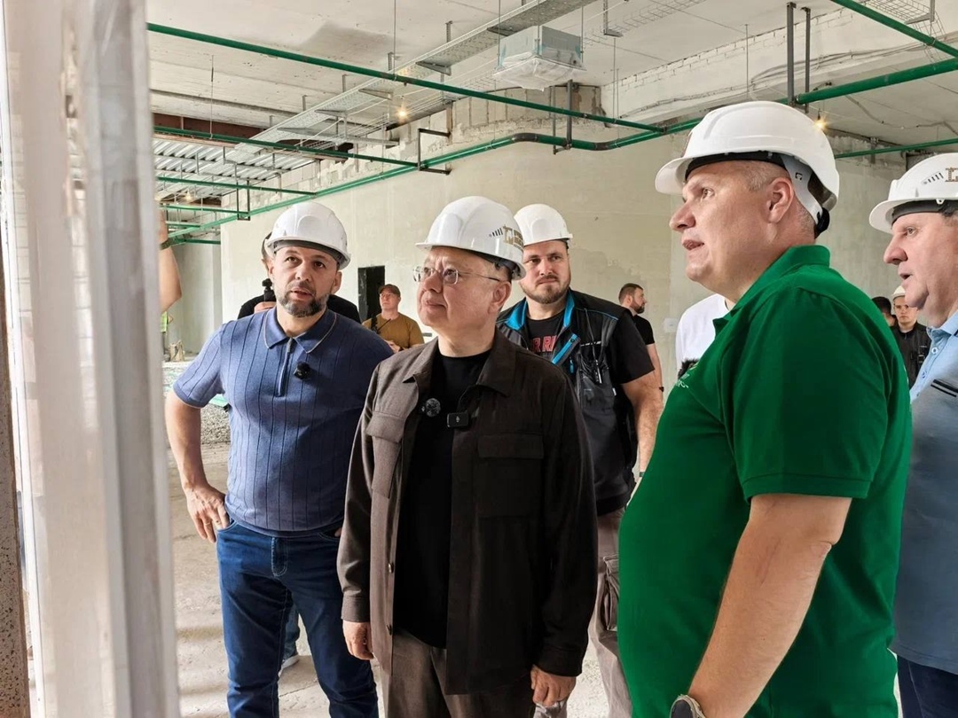 Министр строительства и ЖКХ РФ Ирек Файзуллин совместно с Главой ДНР Денисом Пушилиным осмотрели социальные объекты Донецка, подлежащие восстановлению