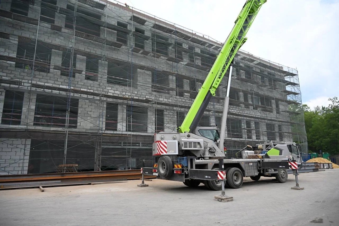 Министр строительства и ЖКХ РФ Ирек Файзуллин совместно с Главой ДНР Денисом Пушилиным осмотрели социальные объекты Донецка, подлежащие восстановлению