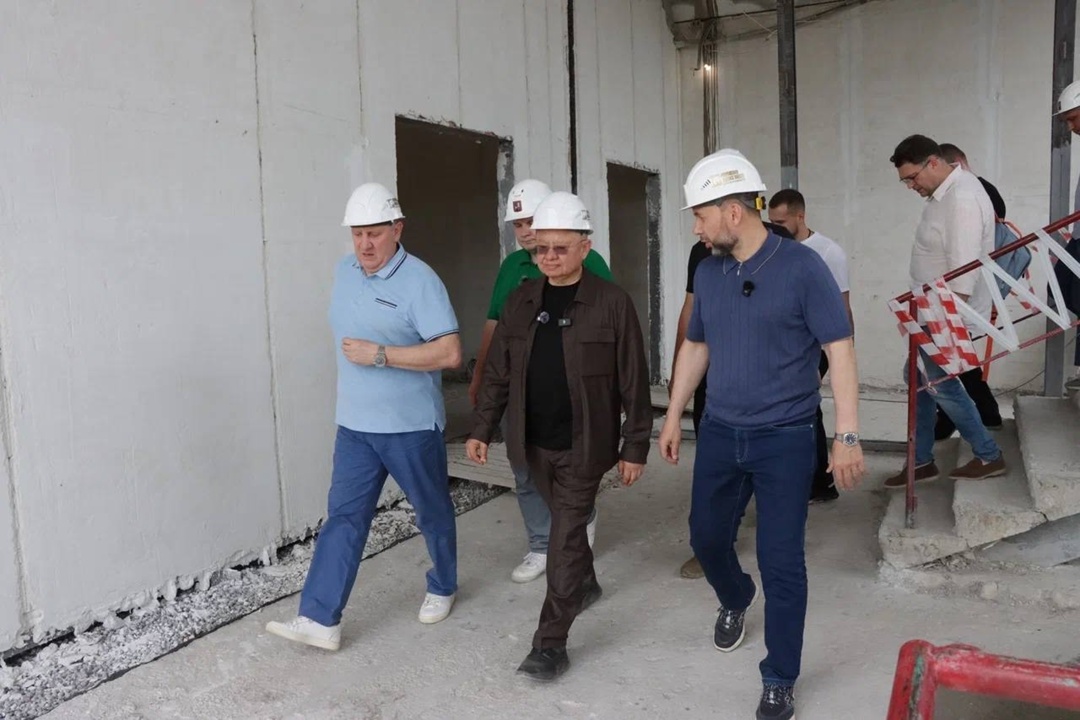 Министр строительства и ЖКХ РФ Ирек Файзуллин совместно с Главой ДНР Денисом Пушилиным осмотрели социальные объекты Донецка, подлежащие восстановлению