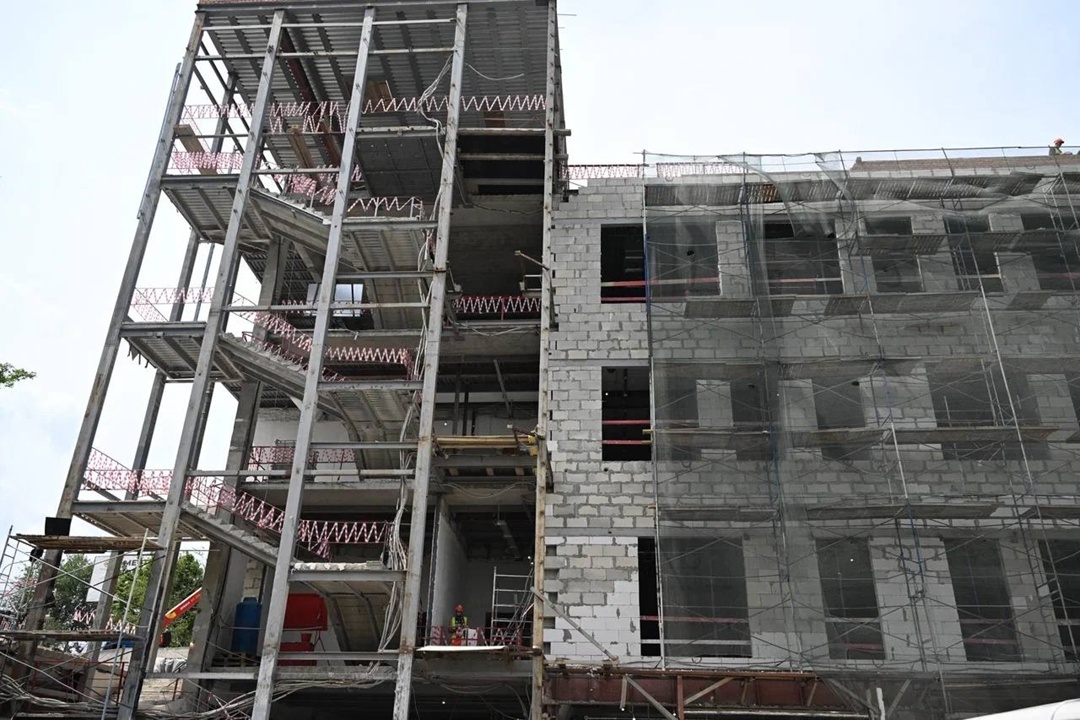 Министр строительства и ЖКХ РФ Ирек Файзуллин совместно с Главой ДНР Денисом Пушилиным осмотрели социальные объекты Донецка, подлежащие восстановлению