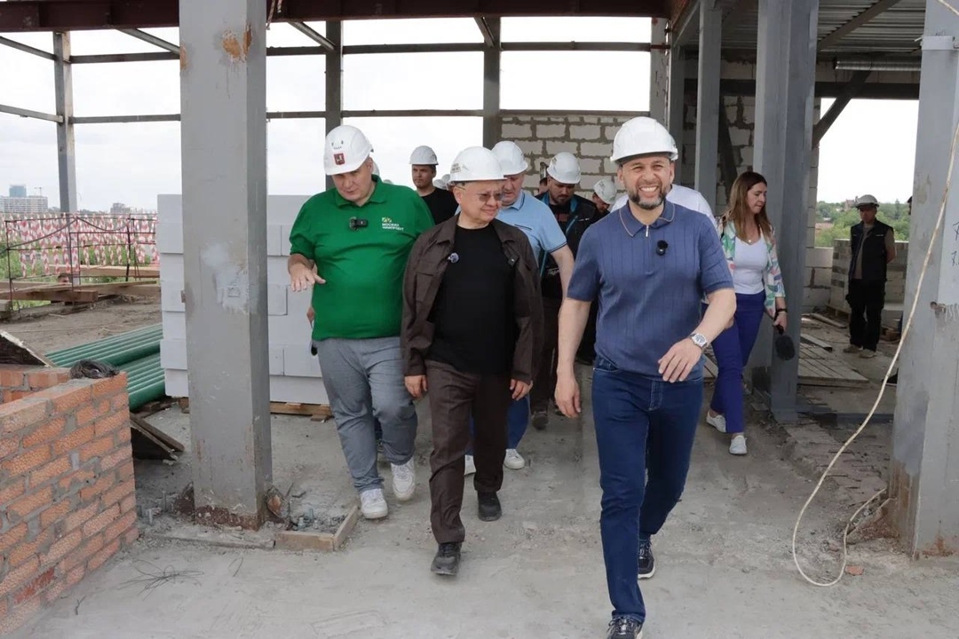 Министр строительства и ЖКХ РФ Ирек Файзуллин совместно с Главой ДНР Денисом Пушилиным осмотрели социальные объекты Донецка, подлежащие восстановлению